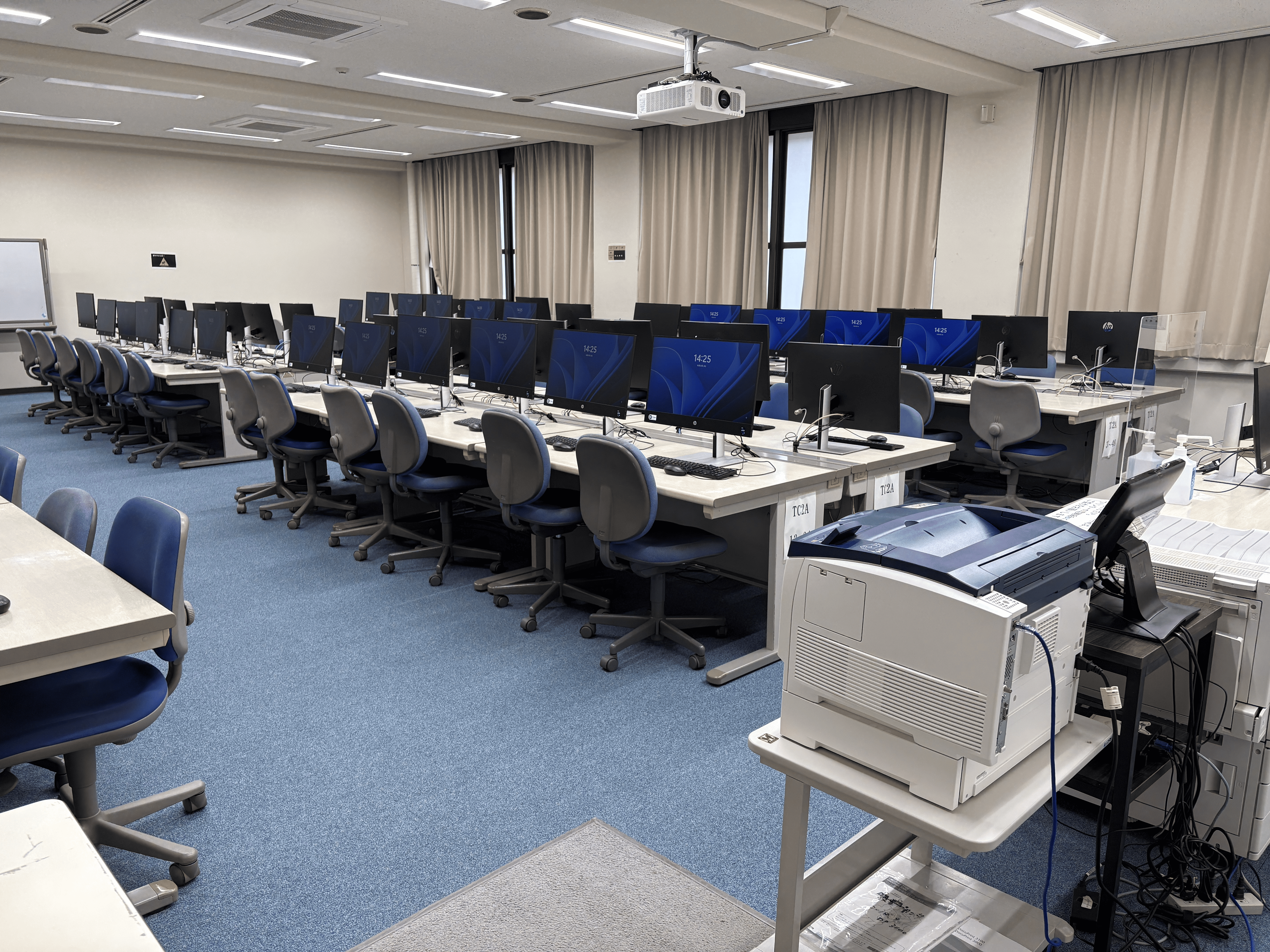 たまプラーザキャンパスのコンピュータ教室内