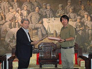 青木豊教授（左）と于大方館長（右）